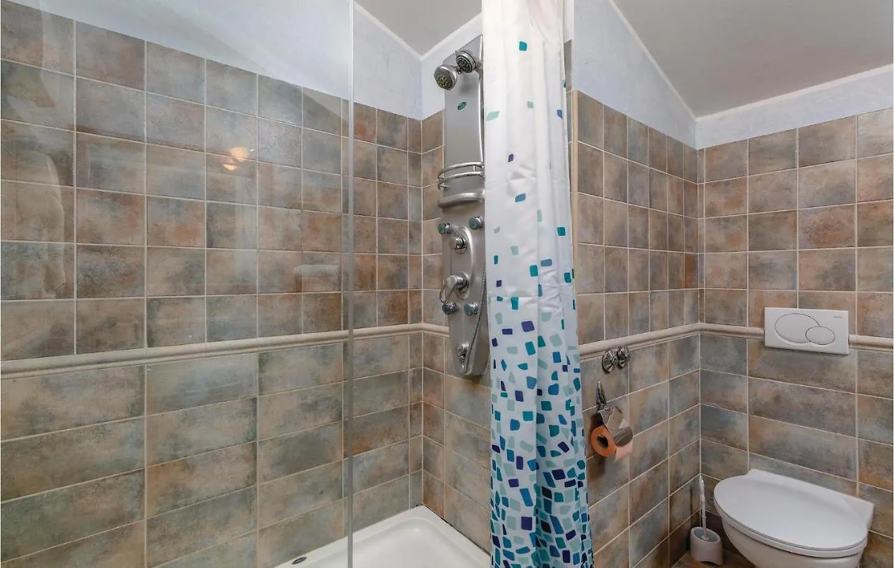 Awesome Home In Visnjan With Jacuzzi Horvátország