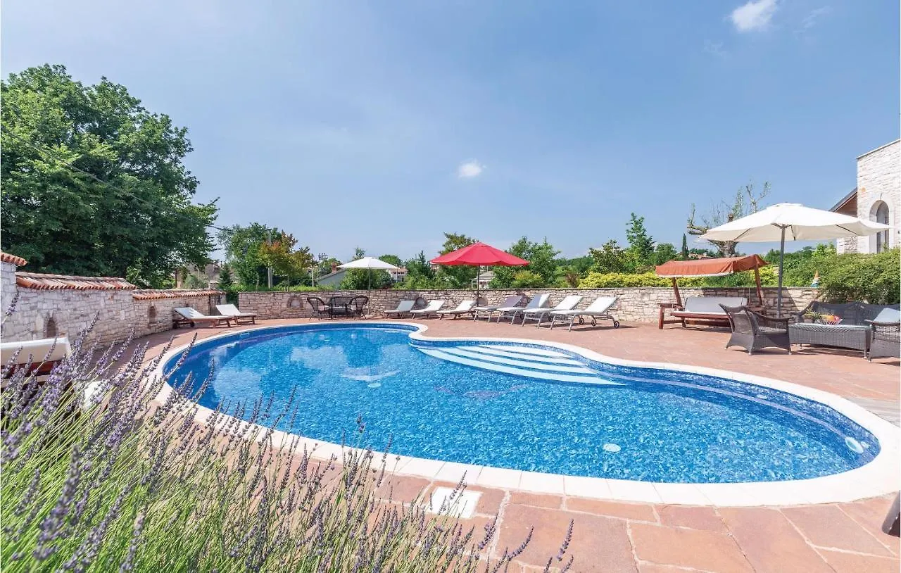 Awesome Home In Visnjan With Jacuzzi