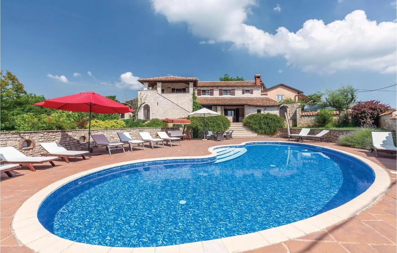 Awesome Home In Visnjan With Jacuzzi 0*,